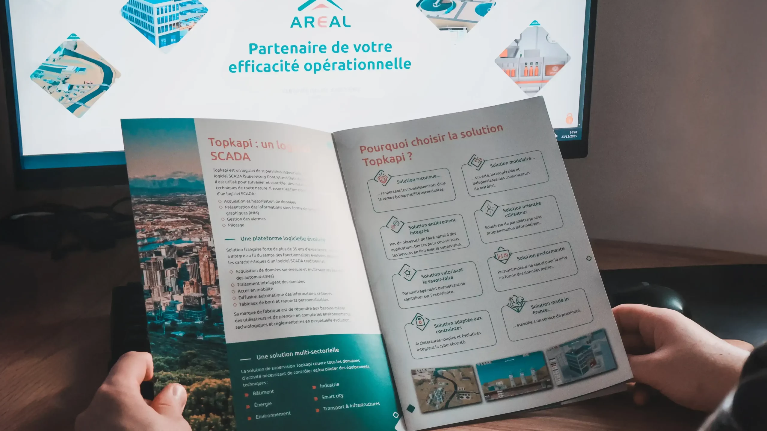 Homme tenant la brochure commerciale d'Areal