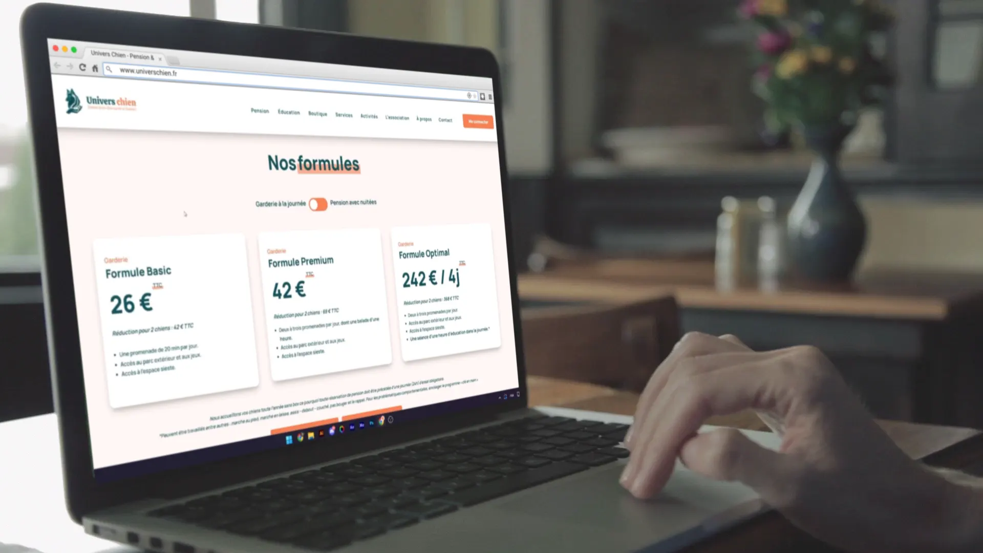 Une personne scroll sur le site Univers Chien